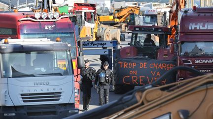 Le dépôt pétrolier de Lorient, toujours bloqué par les manifestants, qui réclament un coup de pouce face à la hausse du prix du carburant. (FRANCOIS DESTOC / MAXPPP)