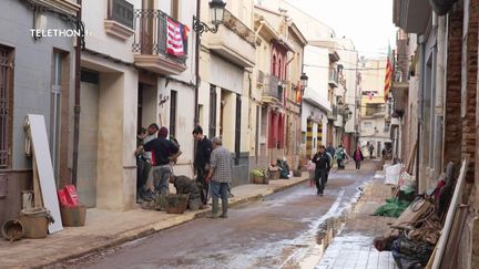 Jeudi 28 novembre, un mois après les inondations qui ont fait 45 morts à Paiporta, en Espagne, les habitants de la ville n'ont toujours pas d'eau potable. Les commerces et les écoles sont majoritairement fermés.