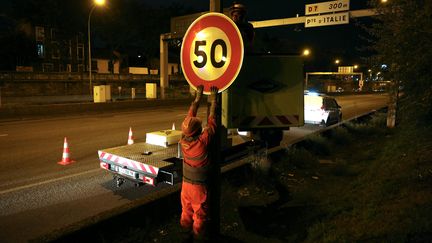 Un panneau de limitation de 50 km/h est installé sur le périphérique parisien, le 30 septembre 2024. (THOMAS SAMSON / AFP)