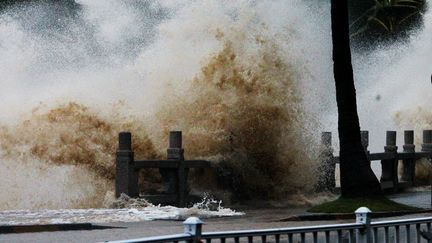 A Zuhai, dans la province chinoise du Guandong, les vagues ont inondé la promenade du bord de mer. (AFP)