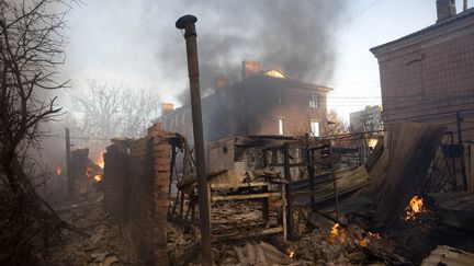 Un immeuble en feu à Bakhmut, dans la région de Donetsk, en Ukraine, le 4 décembre 2022. (YEVHEN TITOV / AFP)