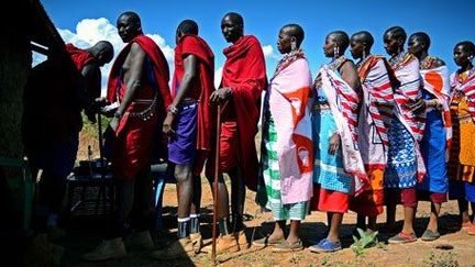 Ewuaso Kedong, zone tribale reculée du comté de Kaijado, le 6 décembre 2012. Inscription des Massaïs sur les listes électorales à l'aide de matériel informatique biométrique. (AFP PHOTO / Carl de Souza)