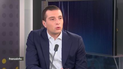 Le président du Rassemblement National Jordan Bardella était l'invité de franceinfo jeudi 17 mars 2022. (CAPTURE ECRAN / FRANCEINFO)