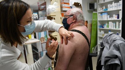 Une pharmacienne vaccine un client contre le Covid-19. (NICOLAS CREACH / MAXPPP)