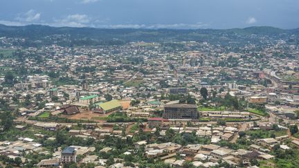 Vue de Bamenda (Cameroun), où ont été enlevées 82 personnes le 5 novembre 2018.&nbsp; (ROBERT HARDING / AFP)