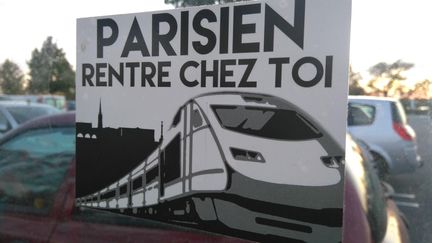 Des autocollants ont été déposés un peu partout dans la ville de Bordeaux (Gironde) pour manifester contre la venue des Parisiens depuis la mise en place de la LGV. (MAXPPP)