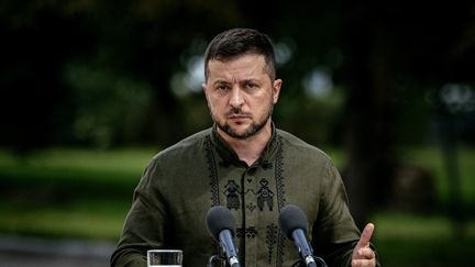 Le président ukrainien&nbsp;Volodymyr Zelensky lors d'une conférence de presse à Kiev, le 23 août 2022. (DIMITAR DILKOFF / AFP)