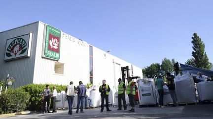 Des salari&eacute;s de l'usine Fralib de G&eacute;menos (Bouches-du-Rh&ocirc;ne) occupent &agrave; nouveau les lieux depuis vendredi 11 mai 2012. (BORIS HORVAT / AFP)