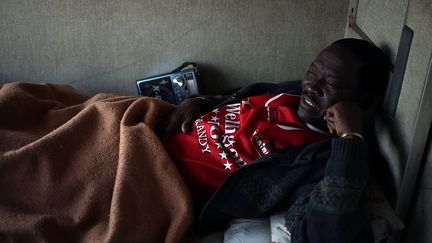 et maintenant peu de passagers utilisent encore ce moyen de transport, déclare à Reuters Gilbert Mthinzima Ndlovu, allongé dans une cabine de première classe mal éclairée pendant un trajet de nuit.
 (Siphiwe Sibeko / REUTERS)