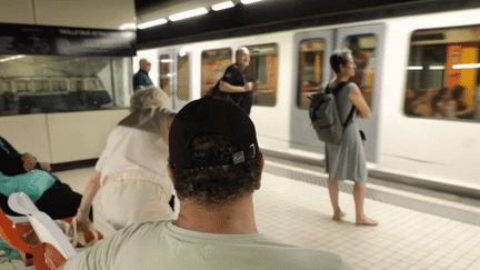 Canicule : les usagers du métro supportent la fournaise des rames