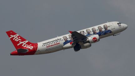 Un avion de la compagnie Air Asia décolle de l'aéroport de Kuala Lumpur, en Malaisie, le 28 août 2016. (EDGAR SU / REUTERS)