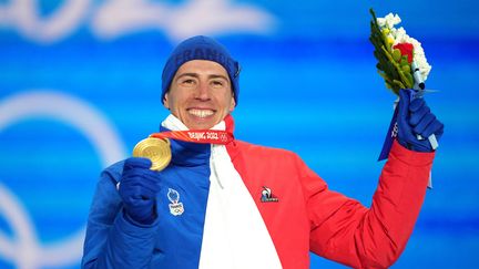 Quentin Fillon Maillet&nbsp;remporte le titre olympique de poursuite sur 12,5 km en biathlon. (ZHAN YAN / XINHUA)