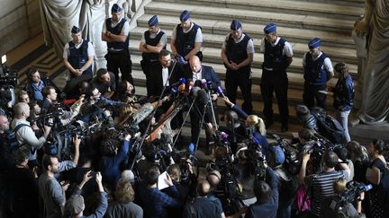 Sven Mary, l'avocat belge de Salah Abdeslam, s'adresse aux journalistes lors du dernier jour de son procès, le 23 avril 2018, devant la salle d'audience du palais de justice de Bruxelles, après la condamnation de son client à 20 ans de prison. (JOHN THYS / AFP)