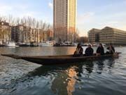 Entrée de la pirogue dans Paris, le 8 décembre 2015, sur l bassin de La Villette. (Géo Léïa Santacroce)