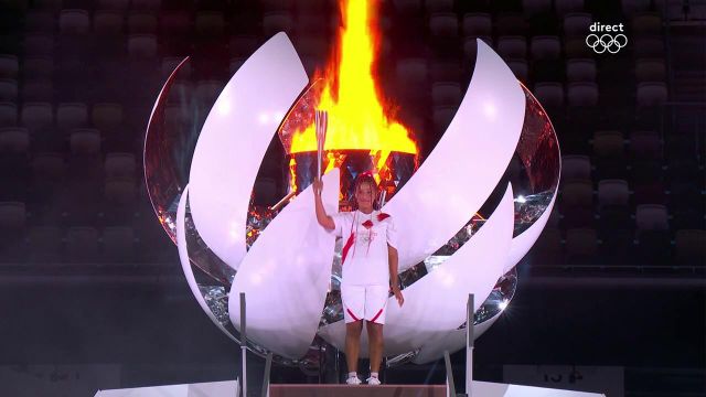 C'est la joueuse de tennis japonaise, numéro 2 mondiale, Naomi Osaka qui allume la flamme ! Les Jeux Olympiques sont ouverts !