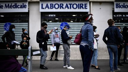 Une file d'attente devant un laboratoire d'analyses médicales, le 29 août 2020. (CHRISTOPHE ARCHAMBAULT / AFP)