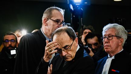 Le cardinal Philippe Barbarin entouré de ses avocats, au tribunal de Lyon, le 7 janvier 2019.&nbsp; (JEFF PACHOUD / AFP)