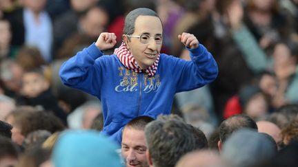 Un jeune gar&ccedil;on portant un masque &agrave; l'effigie de Fran&ccedil;ois Hollande attend le discours de ce dernier &agrave; Tulle (Corr&egrave;ze). (PHILIPPE DESMAZES / AFP)