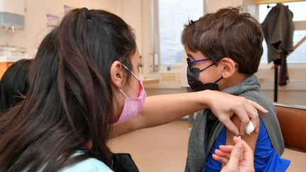 Le vaccin contre la grippe peut aussi être administré sous forme de spray nasal. Photo d'illustration. (FRANCK KOBI / MAXPPP)