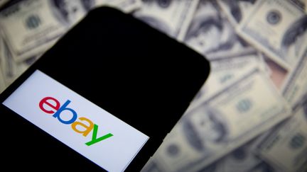 Le logo d'eBay sur un téléphone, le 18 mars 2020 (NIKOLAS KOKOVLIS / NURPHOTO / AFP)