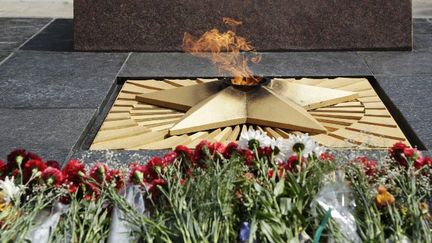 Des fleurs déposées sur la tombe du soldat inconnu à Simféropol lors de la journée de la mémoire et du deuil. (MAKS VETROV / RIA NOVOSTI)