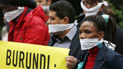 Des activistes d'Amnesty international manifestent en mai 2013 devant l'ambassade du Burundi à Bruxelles contre une loi limitant la liberté de la presse au Burundi. (François Lenoir/Reuters)