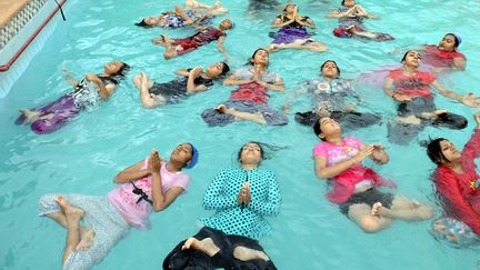 Le yoga se pratique même dans l'eau, mais l'exercice - en tailleur et mains jointes -réclame une technique approfondie pour ne pas sombrer immédiatement au fond de la piscine. Photo prise à Jodhpur, au Rajahstan, en Inde, le 21 juin 2016.&nbsp; (CITIZENSIDE/SUNIL VERMA / CITIZENSIDE)