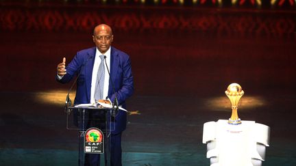 Patrice Motsepe, président de la Confédération africaine de football,&nbsp;durant la cérémonie de tirage au sort de la CAN, le 17 août 2021 (DANIEL BELOUMOU OLOMO / AFP)