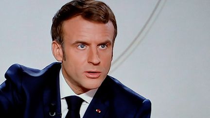 Emmanuel Macron lors de son interview sur TF1 et LCI, le mercredi 15 décembre 2021. (LUDOVIC MARIN / AFP)