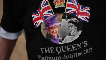 Un homme porte un tee-shirt à l'effigie du jubilé de platine de la reine Elizabeth II, au Mall de Londres, le 1er juin 2022. (DANIEL LEAL / AFP)