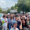 A Nanterre (Hauts-de-Seine), plusieurs milliers de manifestants se sont rassemblés à l'occasion d'une marche blanche, le 29 juin 2023, pour rendre un dernier hommage à Nahel, 17 ans, tué par un policier lors d'un contrôle routier. (ELOISE BARTOLI / FRANCEINFO)