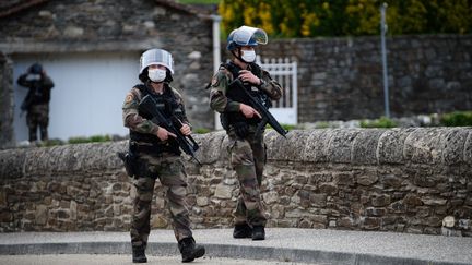 Des gendarmes au village des Plantiers dans le Gard, le 12 mai 2021.&nbsp; (CLEMENT MAHOUDEAU / AFP)