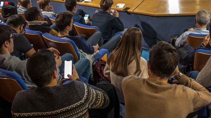 Des étudiants assistent à un cours à l'Essec (Ecole supérieure des sciences économiques et sociales) à Cergy (Val-d'Oise). (MAXPPP)