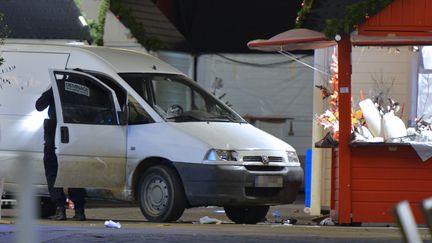 La police sur le march&eacute; de No&euml;l de Nantes (Loire-Atlantique) apr&egrave;s une attaque men&eacute;e avec une camionnette, le 22 d&eacute;cembre 2014. (GEORGES GOBET / AFP)