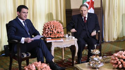 Le Premier ministre Manuel Valls, aux côtés du président algérien Abdelaziz Bouteflika, le 10 avril 2016 à Alger. (ERIC FEFERBERG / AFP)