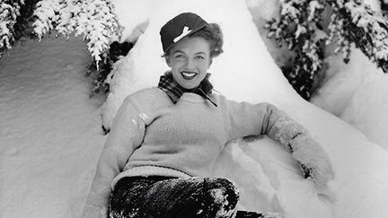 Celle qui deviendra Marilyn Monroe, photographiée dans la neige par André De Dienes.&nbsp; (ANDRE DE DIENES)