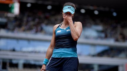 Alizé Cornet touchée physiquement lors de son match contre la Chinoise Qinwen Zheng, samedi 28 mai au troisième tour de Roland-Garros, à Paris.&nbsp; (JULIEN DE ROSA / AFP)