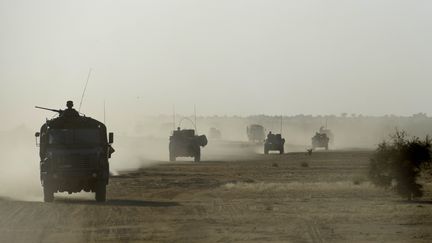 Des soldats fran&ccedil;ais patrouillant dans les environs de Tombouctou (Mali), en octobre 2013. (PHILIPPE DESMAZES / AFP)