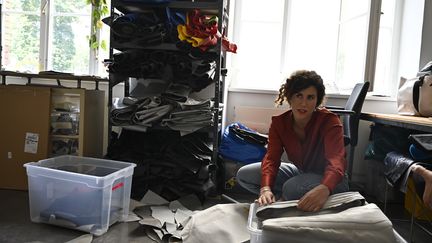 Vera Guenther, co-fondatrice de&nbsp;mimycri,&nbsp;dans l'entrepot de l'entreprise à&nbsp;Berlin&nbsp;le 12 juillet 2019. (TOBIAS SCHWARZ / AFP)