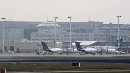 Photo prise le 22 mars 2016 d'avions cloués au sol à l'aéroport de Zaventem à Bruxelles, après les deux explosions dans le hall de l'aéroport. (DIRK WAEM / BELGA)