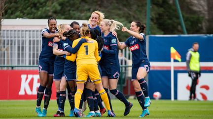 Les Parisiennes célèbrent leur victoire face&nbsp;aux Lyonnaises en Coupe de France, le 29 janvier 2022. (ANTOINE MASSINON / A2M SPORT CONSULTING / AFP)