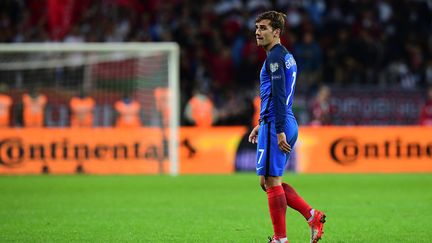 L'attaquant de l'équipe de France, Antoine Griezmann, contre la Biélorussie (FRANCK FIFE / AFP)