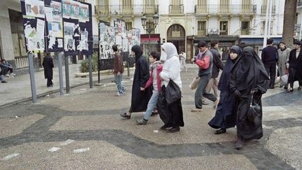 Femme en burqa dans une rue d'Alger en 1991 (ABDELHAK SENNA / AFP)