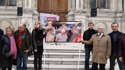 Les familles de Philippe Verdon et Serge Lazarevic r&eacute;unies &agrave; Paris le 24 novembre 2012. (KENZO TRIBOUILLARD / AFP)