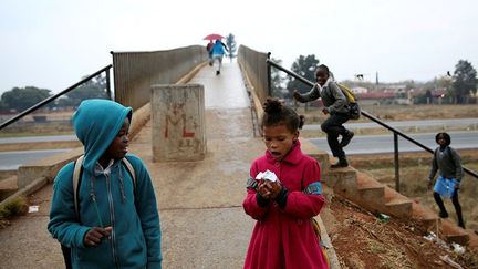 qui vivent dans des bidonvilles, dans des maisons qu'ils ne possèdent pas, alors que les riches en ont de luxueuses avec piscines, ne se sentent pas inclus dans la nation arc-en-ciel voulue par Nelson Mandela. Posséder des terres élimine la menace d'expulsion, permet aux résidents de lever des capitaux et donne aux familles un bien qu'elles peuvent transmettre à la prochaine génération. «Donnez-leur de la terre, ils reprendront espoir. (…) La terre vous donne la dignité. Sans terre, tu n'es rien», a déclaré Lerato Marole, le chef de la communauté de Slovo Park.
 (Siphiwe Sibeko / REUTERS)