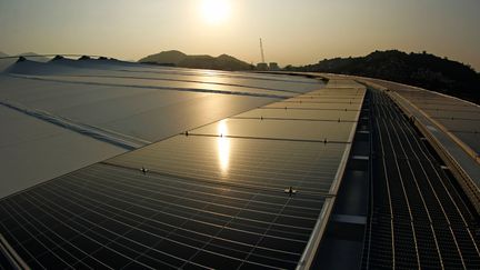 &nbsp; (La centrale solaire conçue par EDF sur le toit du stade Maracana à Rio de Janeiro © crédits photo EDF)