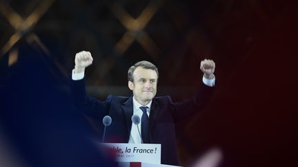 Emmanuel Macron après son discours face à ses partisans dans la cour du Louvre, à Paris, le 7 mai 2017. (ERIC FEFERBERG / AFP)