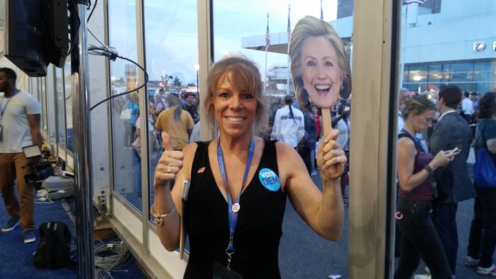 Jule Sandoval, supportrice d'Hillary Clinton, dans les allées de la convention démocrate à Philadelphie&nbsp;(Etats-Unis), le 26 juillet 2016. (MATHIEU DEHLINGER / FRANCETV INFO)