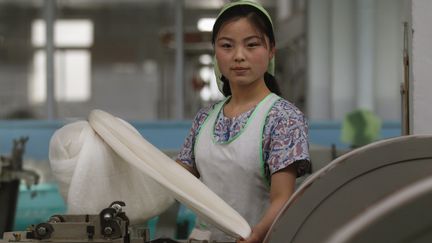 Une ouvri&egrave;re de l'usine &agrave; la t&acirc;che, le 9 avril 2012. (BOBBY YIP / REUTERS)