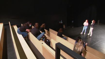 Les cours se poursuivent au sein de la promotion "Egalité des chances" de la Comédie de Béthune. (France 3 Nord-Pas-de-Calais / F. Garreau)